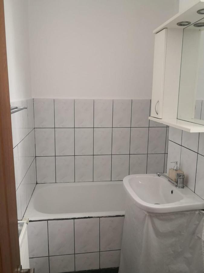 Apartament Cu Doua Camere Târgu Jiu Buitenkant foto